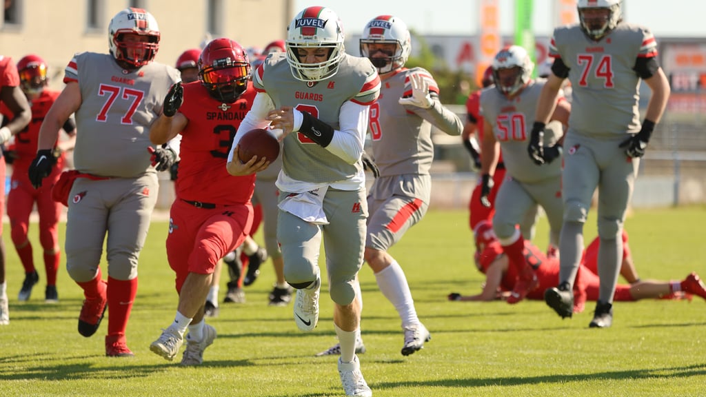Quarterback Friedemann Schlicht (mit Ball) und die Virgin Guards freuen sich nach zwei Siegen zum Regionalliga-Start auf das Derby gegen die Halle Falken.