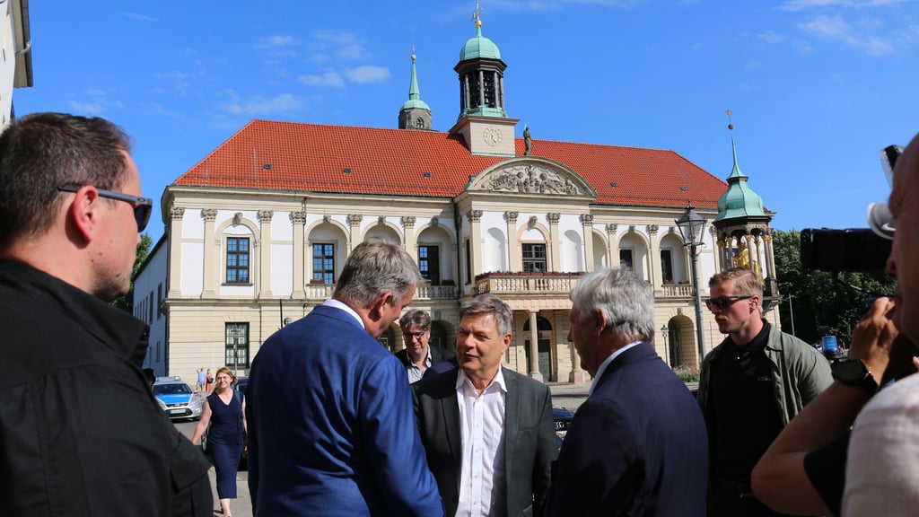 Der damalige Wirtschaftsminister Robert Habeck 2024 bei einem Besuch der Industrie- und Handelskammer in Magdeburg.