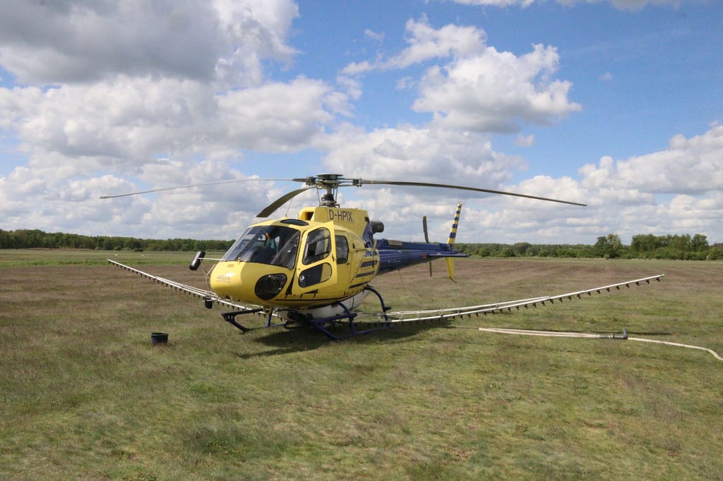 Der Hubschrauber auf dem Dessauer Flugplatz muss am Boden bleiben.