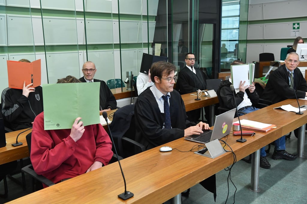 Nach einem mutmaßlich rechtsextrem motivierten Angriff auf SPD-Wahlkämpfer in Berlin hat einer der vier Angeklagten zu Prozessbeginn gestanden.