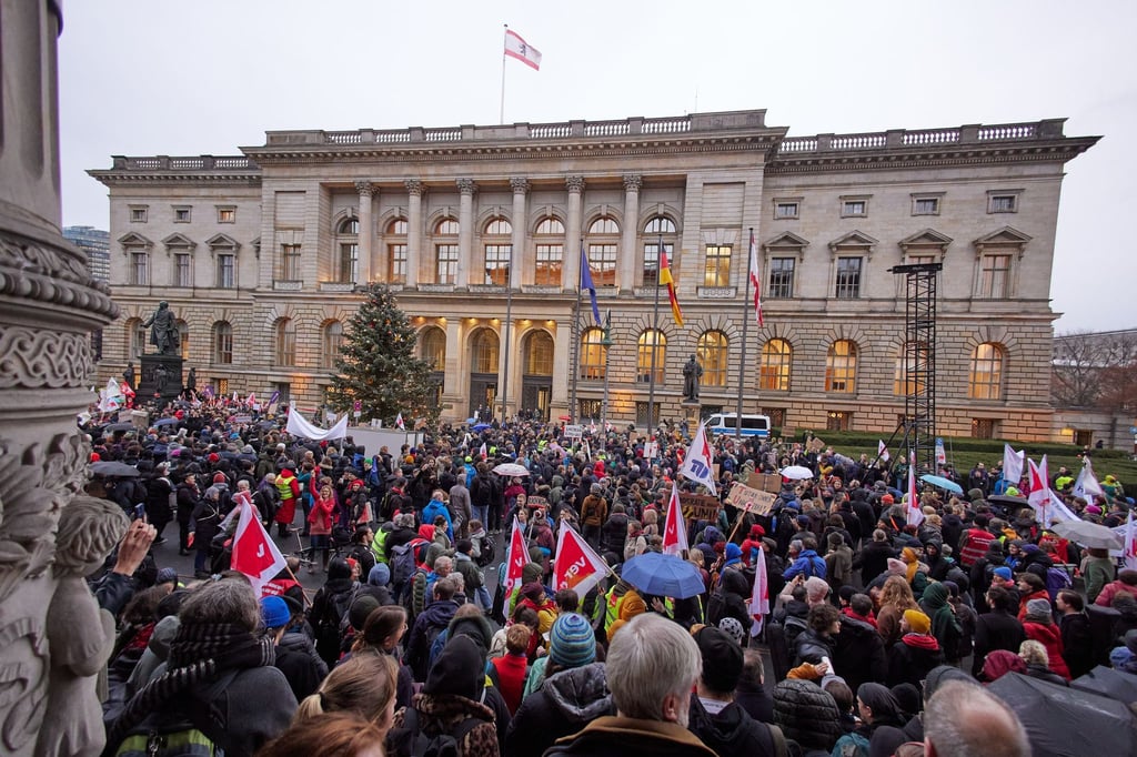 Im Dezember demonstrierten Hunderte Menschen aus der Berliner Wissenschaft gegen die geplanten Kürzungen (Archivbild).