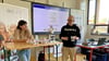 Stefaniia Lepiavko und Daniel Jagieniak stellten verschiedene Robotermodelle vor und stellten den Schülern digitale Aufgaben.