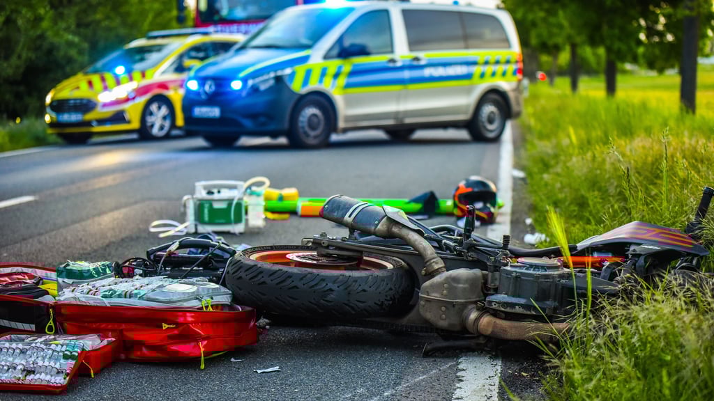 17-Jähriger Motorradfahrer wird bei einem Verkehrsunfall auf der B181 bei Zöschen schwer verletzt.