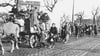 Zu Fuß oder mit Pferdekarren ziehen die vertriebenen Menschen aus den östlichen Gebieten des besiegten Dritten Reiches  1945 in Richtung Westen. 