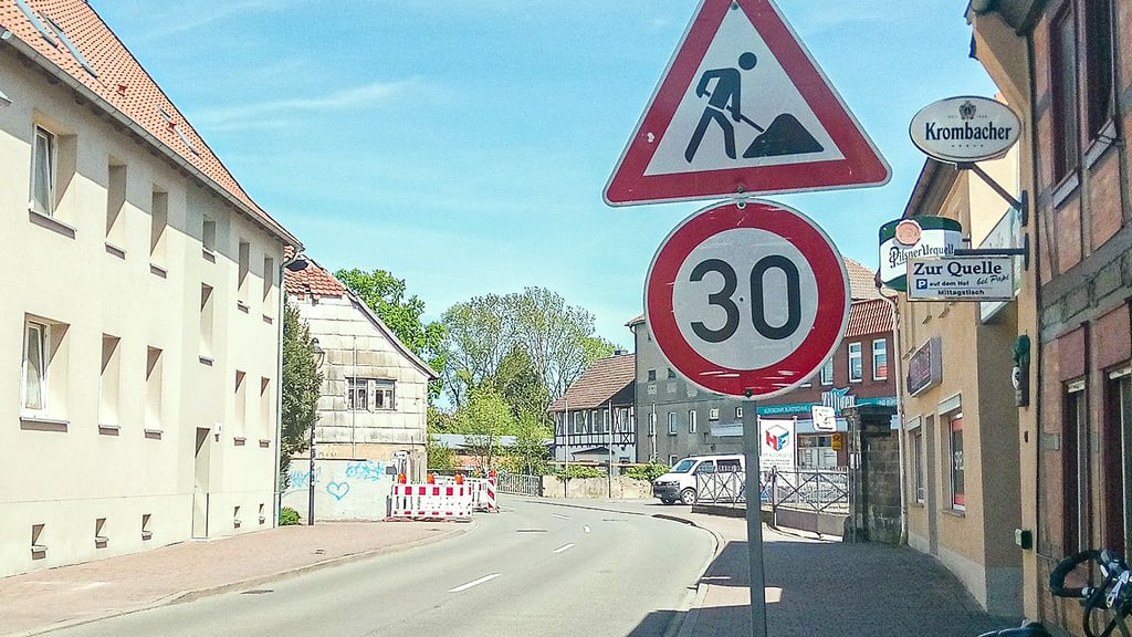 Die halbseitige Sperrung in einer Kurve der Langen Straße verärgert derzeit viele Oebisfelder.