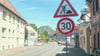 Die halbseitige Sperrung in einer Kurve der Langen Straße verärgert derzeit viele Oebisfelder.