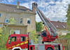 Feuerwehrleute sicherten am Montag das Gelege eines Storchennestes in Loburg, nachdem eines der Alttiere das Brutgeschäft verletzungsbedingt nicht fortsetzen kann.