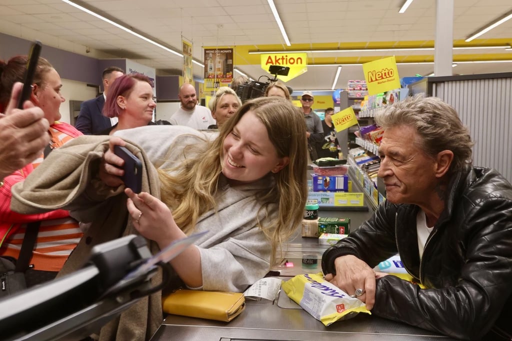 Selfie mit Rockstar: Peter Maffay erfüllt alle Autogramm- und Foto- Wünsche, und die Netto-Kunden sind happy.