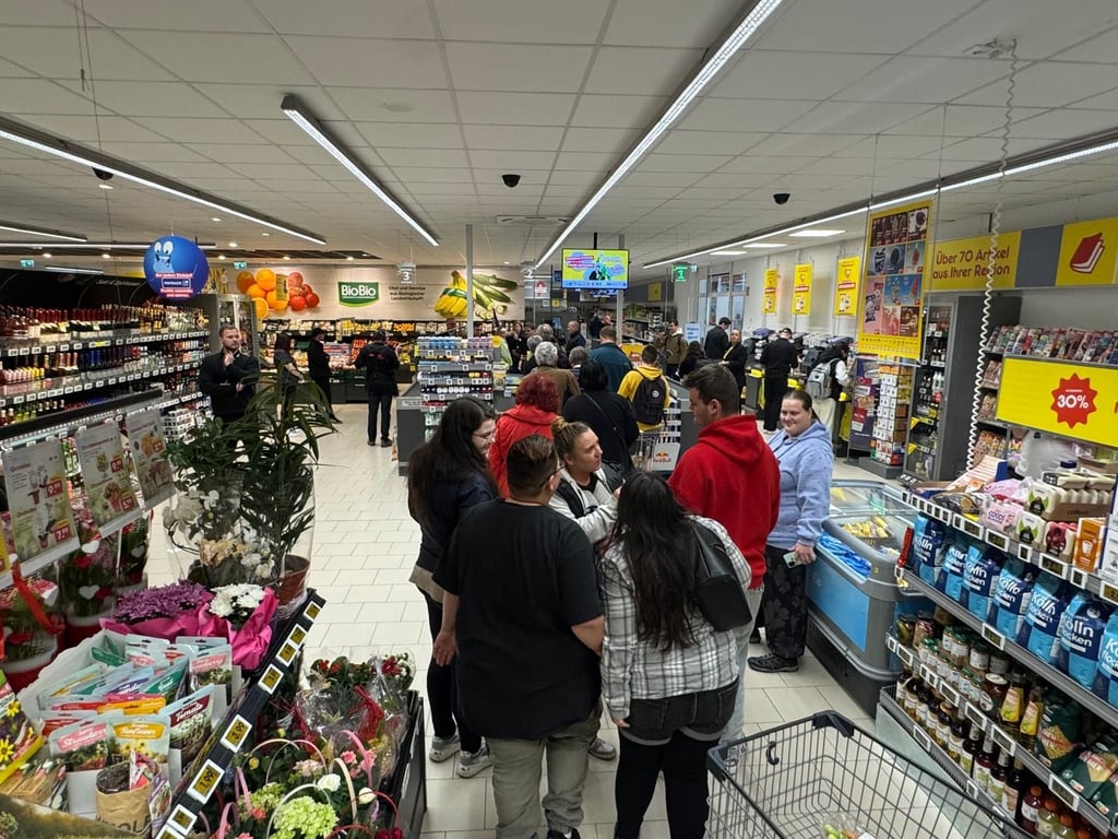 Lange Schlangen und dennoch meckert niemand: Die Kunden im Netto-Markt am Hubertusplatz sind begeistert vom "neuen" Mitarbeiter an der Kasse: Rockstar Peter Maffay.
