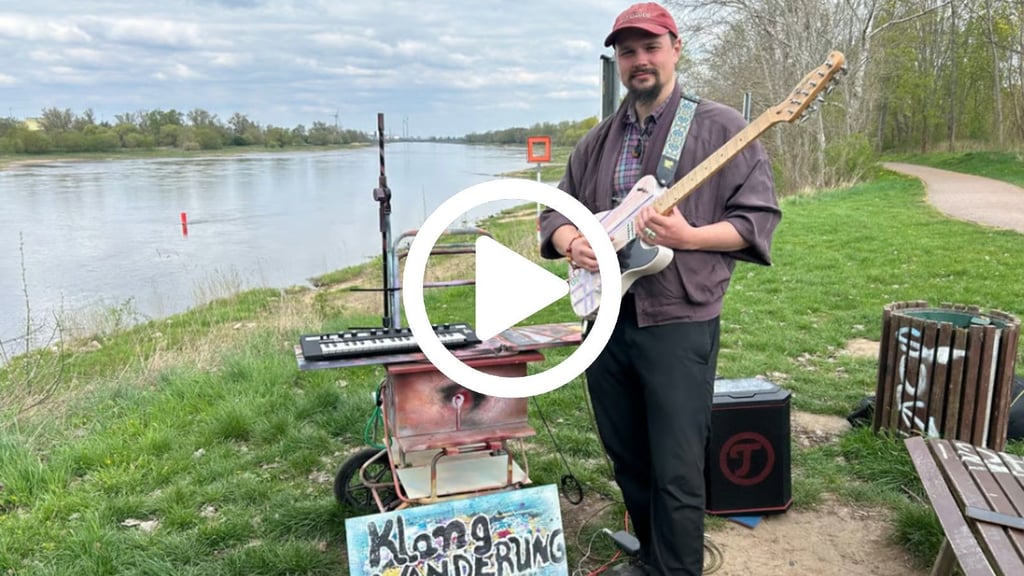Der Magdeburger Jonathan Körntgen, bekannt als Körniklang, mit seinem mobilen Musikwagen.