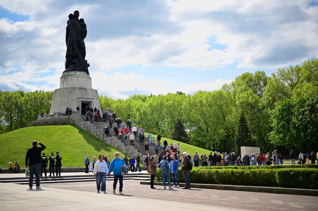 Am Sowjetischen Ehrenmal in Treptow gedachten viele des Endes von Krieg und Gewaltherrschaft.