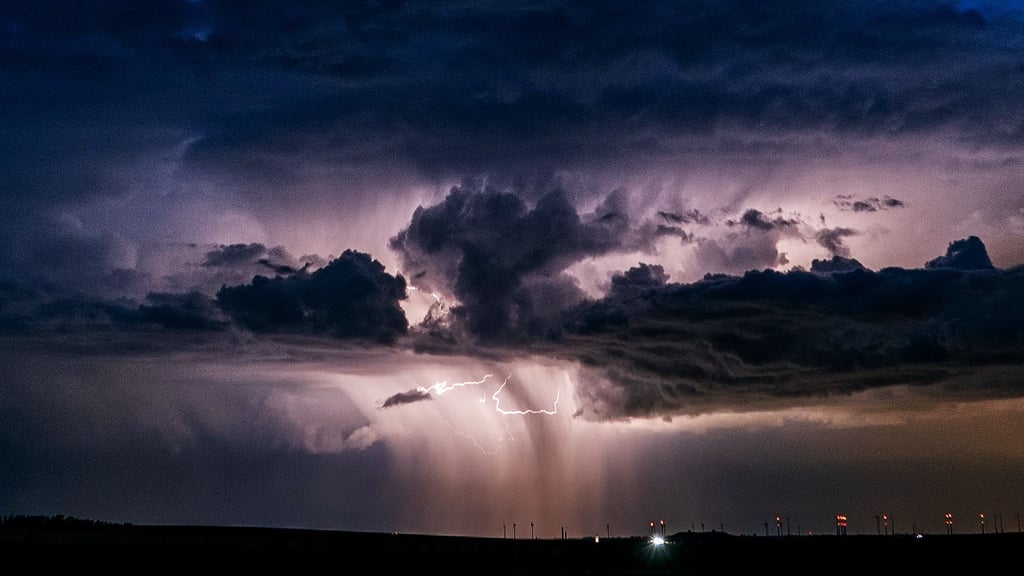 Sven Pollner fotografierte am Abend des 21. April nahe Strummendorf die Fallstreifen des aus einer Gewitterwolke fallenden Regens.