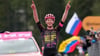 Beim Giro 2024: Georg Steinhauser bejubelt seinen ersten Etappensieg.