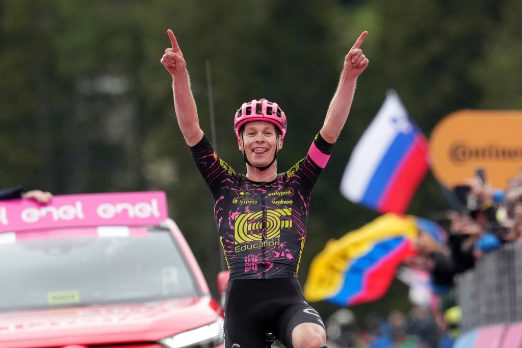 Beim Giro 2024: Georg Steinhauser bejubelt seinen ersten Etappensieg.