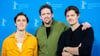 Jack Farthing (l-r), Regisseur Jan-Ole Gerster und Sam Riley stellten „Islands“ bei der Berlinale vor. (Archivbild)