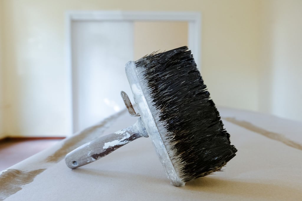 Beim Tapezieren von Strukturtapeten immer sorgfältig arbeiten und am besten die Wand, nicht die Tapete einkleistern.
