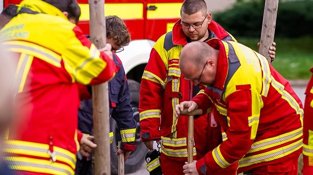Die Hoymer Feuerwehrleute pflanzen eine Hopfenbuche auf dem Areal ihres Depots. Herausgefordert wurden sie dazu von den Sonneberger Kameraden über die sogenannte Baumpflanz-Challenge.