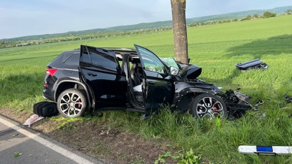 Ein Skoda ist auf der L242 zwischen Gernrode und Quarmbeck im Harz nach einem Zusammenstoß mit einem anderen Auto von der Fahrbahn abgekommen.