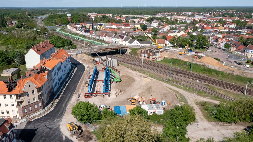 Die Behelfsbrücke für die marode Zerbster Brücke wird vor Ort fertig montiert. Ende Mai wird sie "eingehoben".