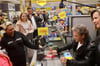 Glückliche Kunden und ein Einsatz für den guten Zweck: Rockstar Peter Maffay sitzt an der Supermarktkasse im Netto am Hubertusplatz. Damit wirbt er für Spenden zugunsten der Peter-Maffay-Stiftung und deren Tabaluga-Häuser, die jährlich 2.000 benachteiligte Kinder und Jugendliche unterstützen.