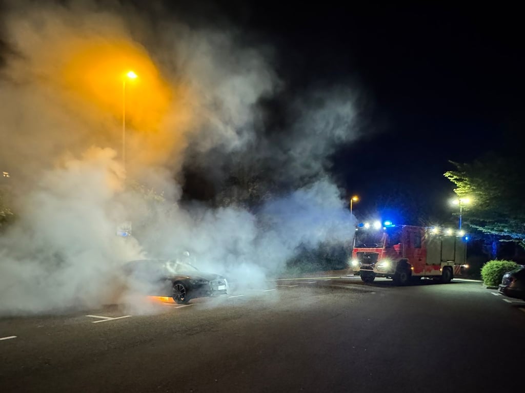 In Weißenfels ist am Mittwochabend die Feuerwehr ausgerückt, nachdem auf dem Parkplatz an der Stadthalle ein Pkw in Flammen aufgegangen war.