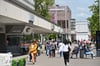 Blick in die Einkaufsstraße im Breiten Weg in Magdeburg. Menschen bummeln hier am Karstadt vorbei.