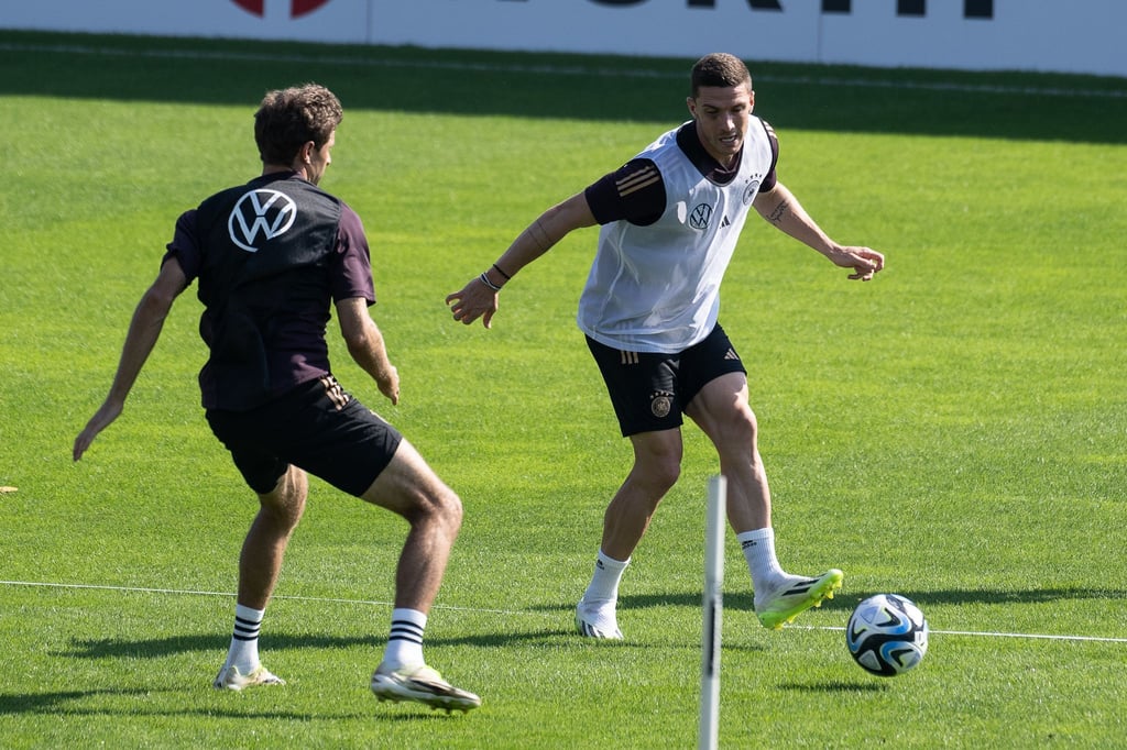 Robin Gosens (r.) würde gerne mit Thomas Müller zusammen im Club spielen.