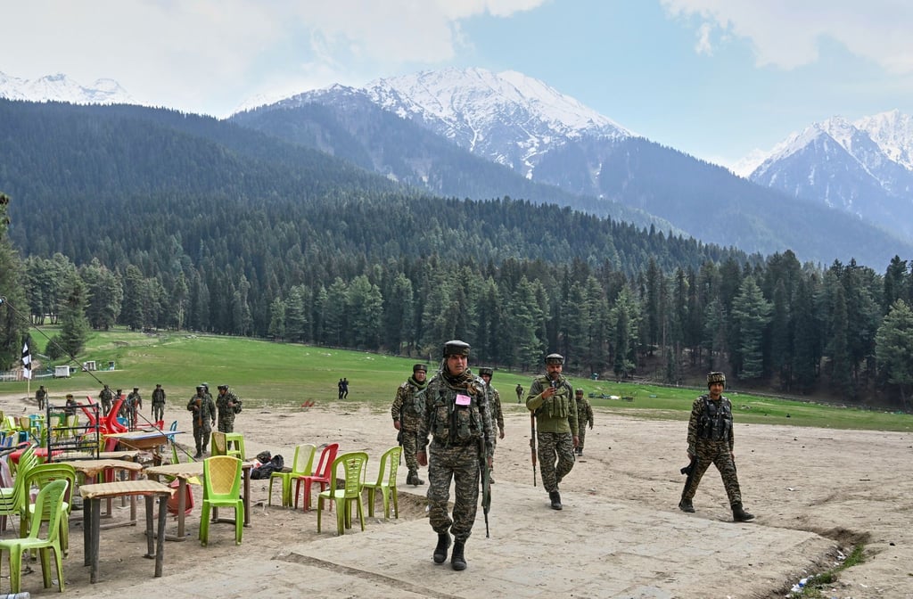 Indische Sicherheitskräfte inspizieren den Ort eines militanten Angriffs auf Touristen in Pahalgam im indisch kontrollierten Kaschmir.