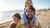 Die Sonne scheint und alle sind happy: So soll es sein im Familienurlaub - und mit ein bisschen Kompromissbereitschaft und Flexibilität gelingt das auch.