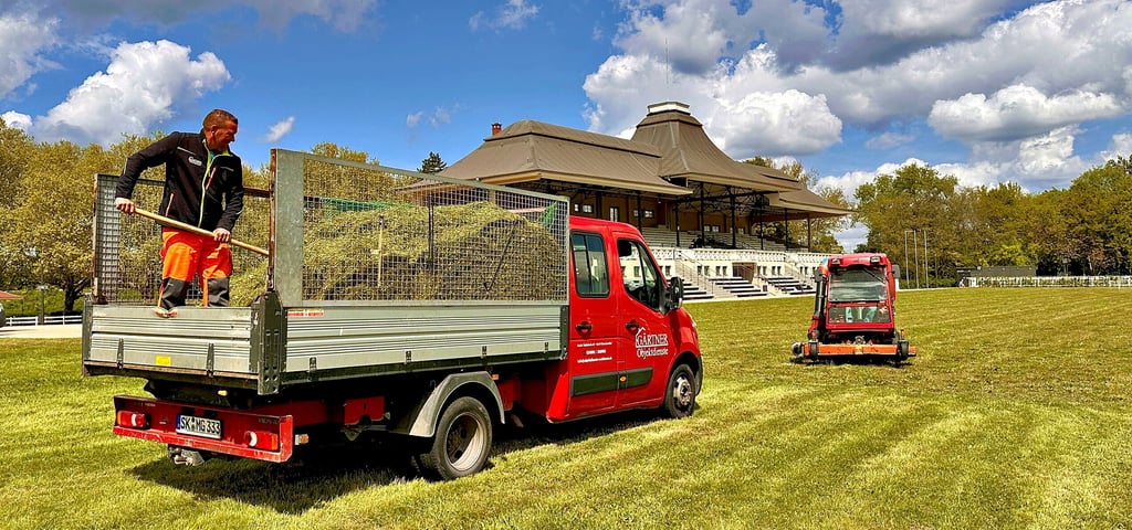Der Gartenbetrieb Gärtner aus Teutschenthal hat fast zwei Tage gebraucht, um das Gras vor und um die Haupttribüne zu mähen.