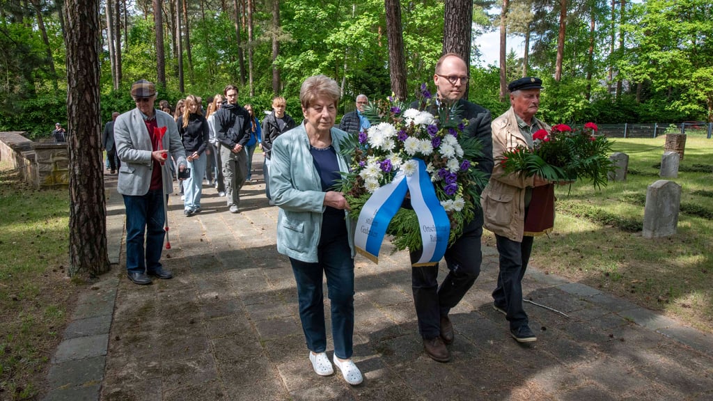 Roßlaus AfD-Ortsbürgermeister Laurent Nothdurft (mitte) hielt eine Rede im Rahmen der Gedenkveranstaltung zum 80. Jahrestages des Kriegsendes.