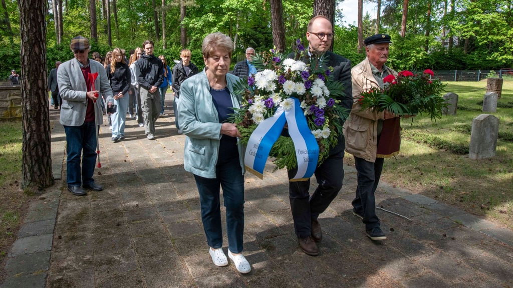 Roßlaus AfD-Ortsbürgermeister Laurent Nothdurft (mitte) hielt eine Rede im Rahmen der Gedenkveranstaltung zum 80. Jahrestages des Kriegsendes.