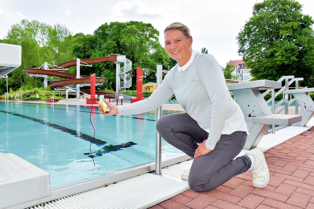 Sandra Gerste misst am Donnerstag die Temperatur im Sportbecken des Zeitzer Sommerbades. 15,6 Grad zeigt das Thermometer an.