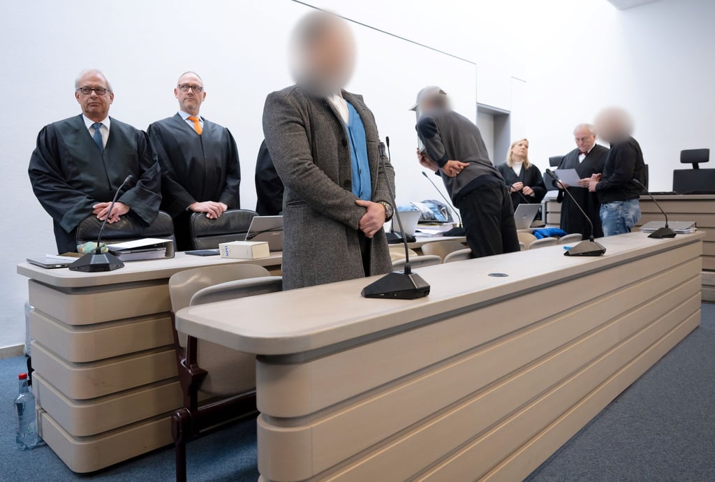 Im Prozess um den Diebstahl des keltischen Goldschatzes aus einem Museum in Manching hat das Landgericht die Angeklagten - hier mit ihren Verteidigern - zu Geständnissen aufgefordert. (Archivbild)