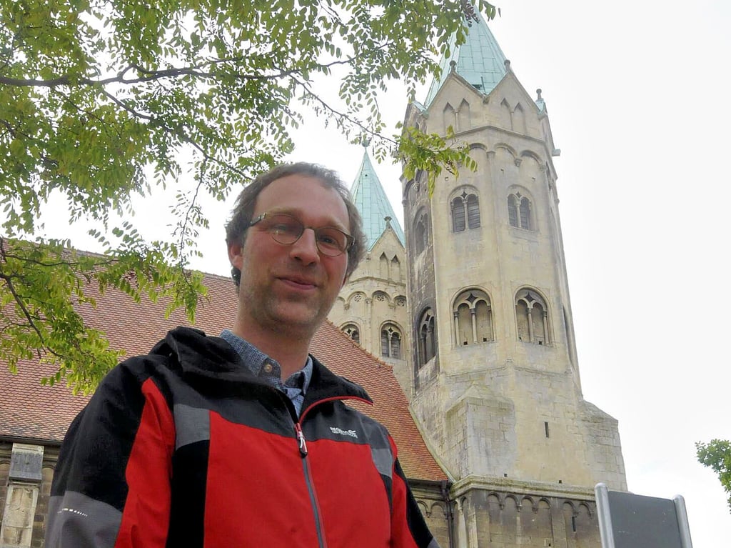 Pfarrer zwischen Himmel und Hölle: Arvid Reschke vor „seiner“ Kirche St. Marien.