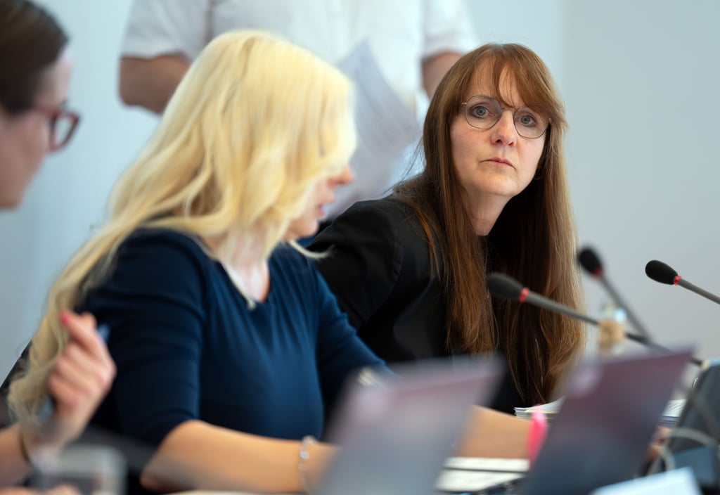 Brandenburgs Innenministerin Katrin Lange (SPD, rechts) hat mit der Entlassung des Verfassungsschutzchefs politischen Streit ausgelöst und muss Kritik hinnehmen.