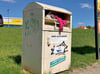 Altkleider-Container nahe dem Botanischen Garten Staßfurt. 
