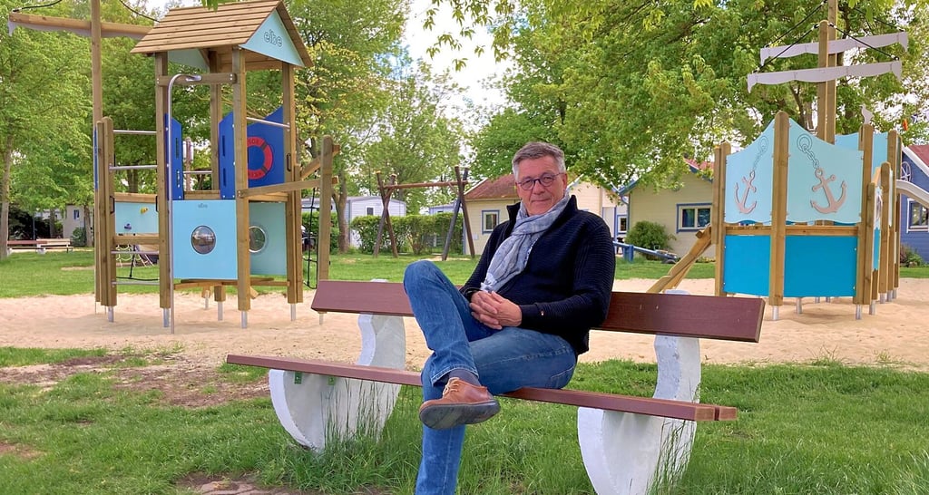 Jedes Jahr denkt sich das Team des Ferienparks Am Löderburger See 3-4 etwas Neues für die Gäste aus. 2025 blickt Betreiber Michael Schnock mit einem neuen Spielplatz ins Badejahr.
