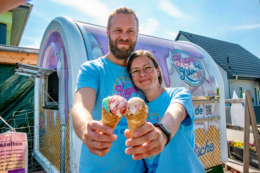 Inhaberin Annemarie Seeger steht gemeinsam mit Robert Dietrich vor ihrem ganzen Stolz: dem Eiswagen Kugelkutsche.