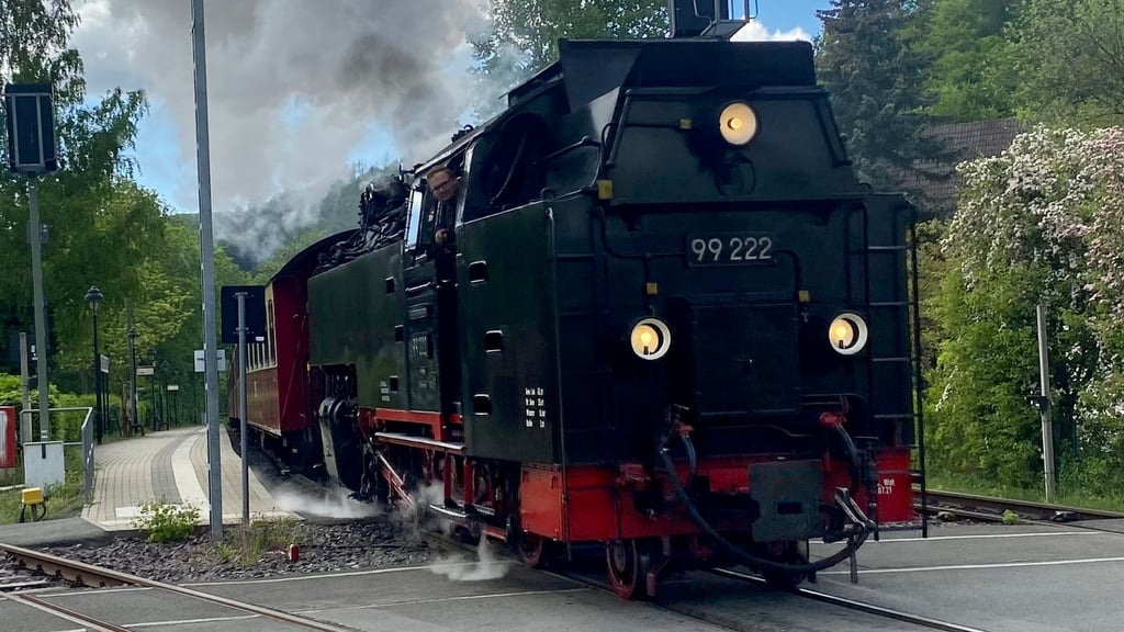 Ein Zug der Harzer Schmalspurbahnen verlässt den Bahnhof Hasserode Richtung Wernigeröder Innenstadt - hat ein Rauchender Fahrgast das Feuer am Bahnhof Hasserode verursacht?