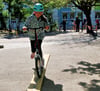 Neben Fahrrädern sind auch Roller erlaubt. Rebecca saust hier über den Parcours. 