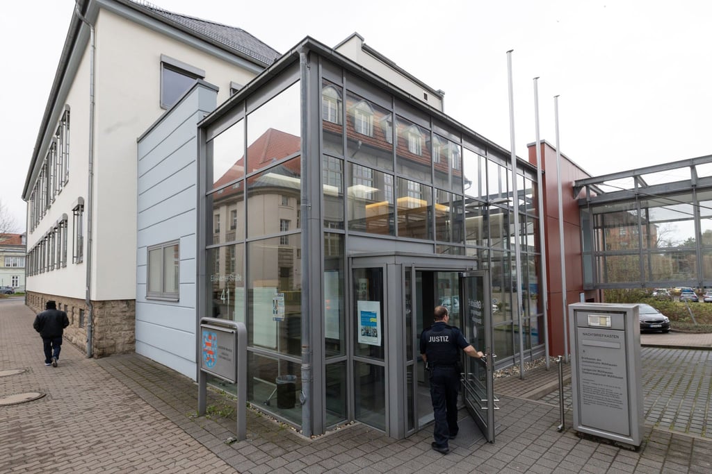 Ein heute 85 Jahre alter Mann soll vor drei Jahren seine 82-jährige pflegebedürftige Ehefrau getötet haben - nun ist der Mann am Landgericht Mühlhausen wegen Mordes angeklagt. (Archivbild)