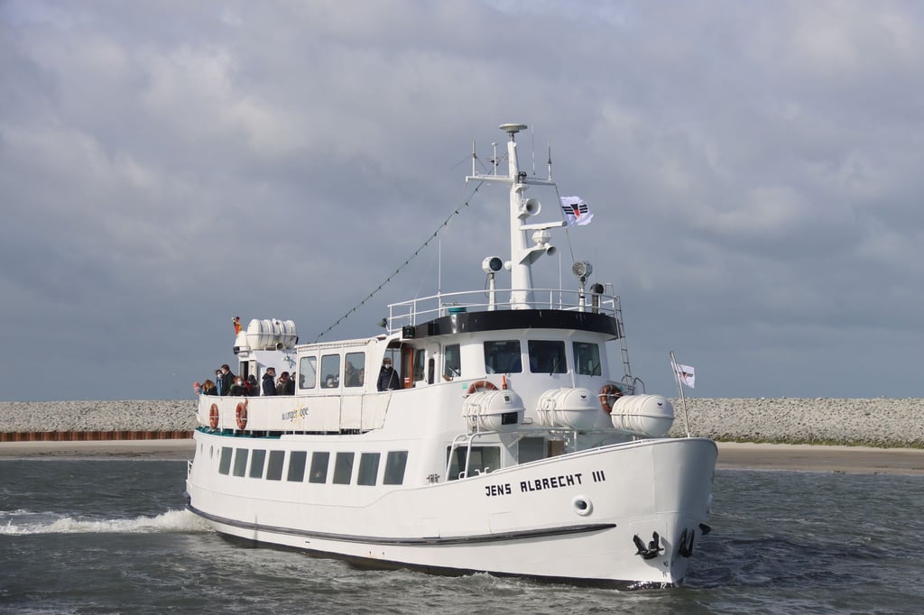 Das Fahrgastschiff „Jens Albrecht III“ kam am Mittwoch mehr als neun Stunden lang nicht vom Fleck. (Archivbild)