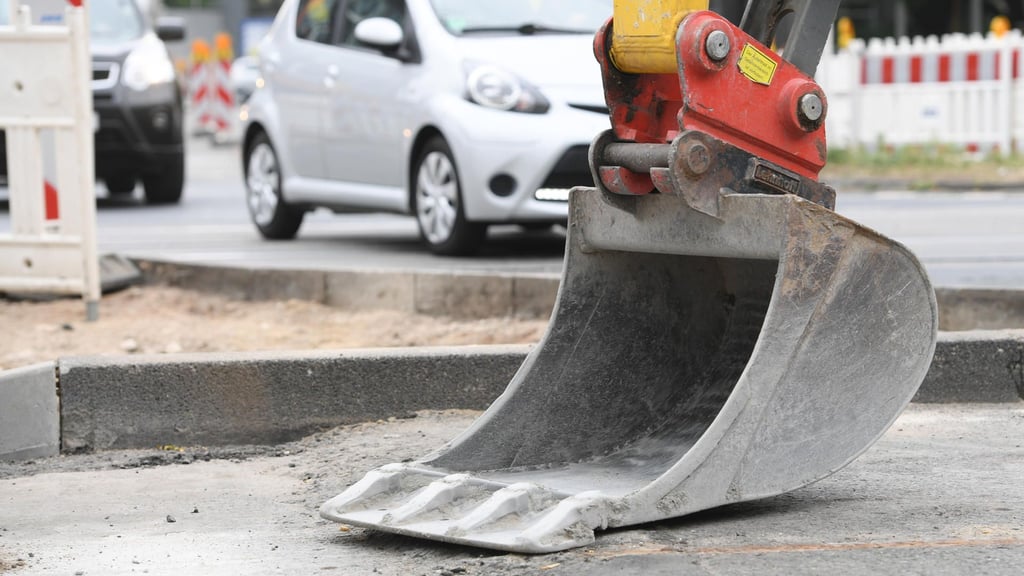 Von einer Baustelle im Seeland wurde eine Baggerschaufel entwendet. Jetzt sollen sich die mutmaßlichen Diebe vor Gericht verantworten.