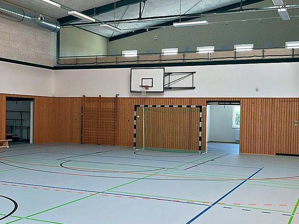 Die sanierte Sporthalle wird wieder eröffnet.