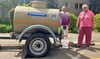 Petra Dobrowolski und Ilona Lemke holen Wasser aus dem Kanister vor ihrem Wohnhaus in der Friedhofstraße 26.