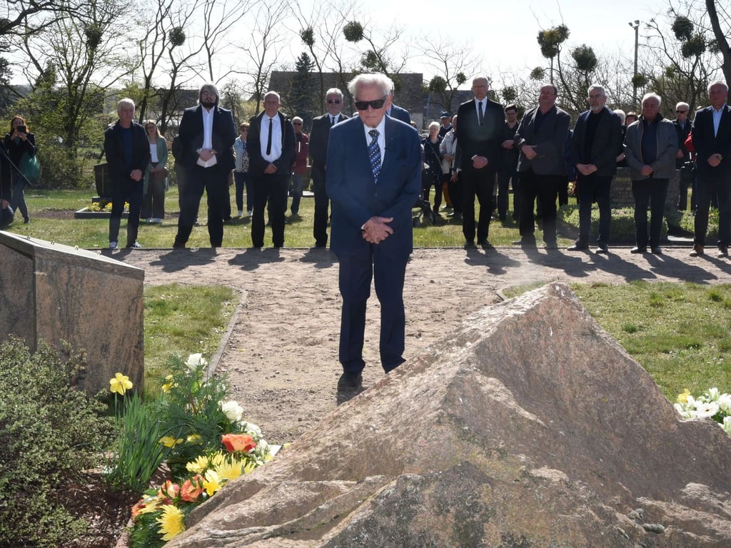Helmut Schaudig (98) bei der Gedenkveranstaltung in Walternienburg. Hier wurde der Opfer des Zweiten Weltkrieges gedacht und an die Kämpfe um den "Brückenkopf Barby" erinnert.