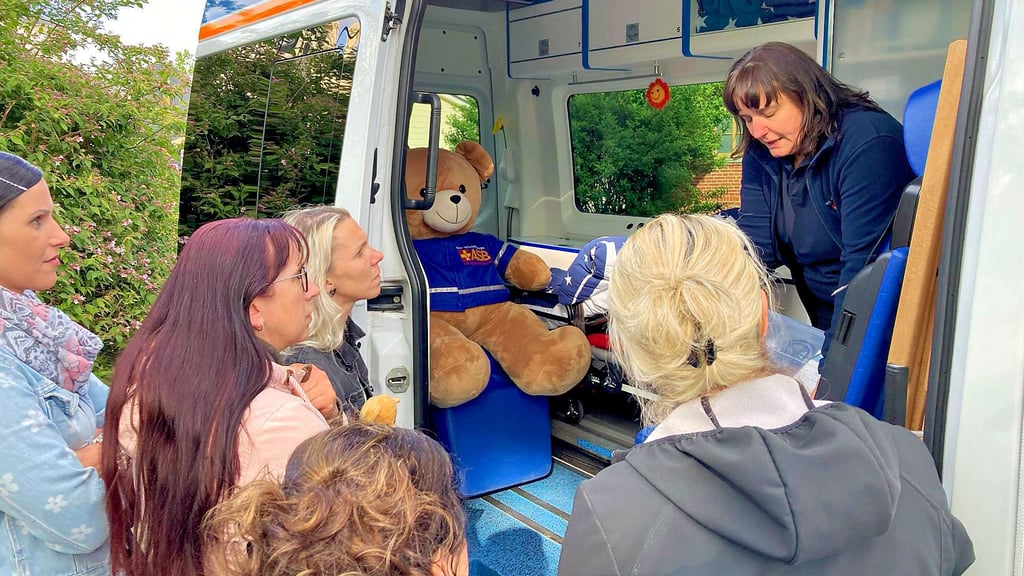 Luisa Garthof (re.) zeigt den Hoymerinnen das Innenleben des Wünschewagens.