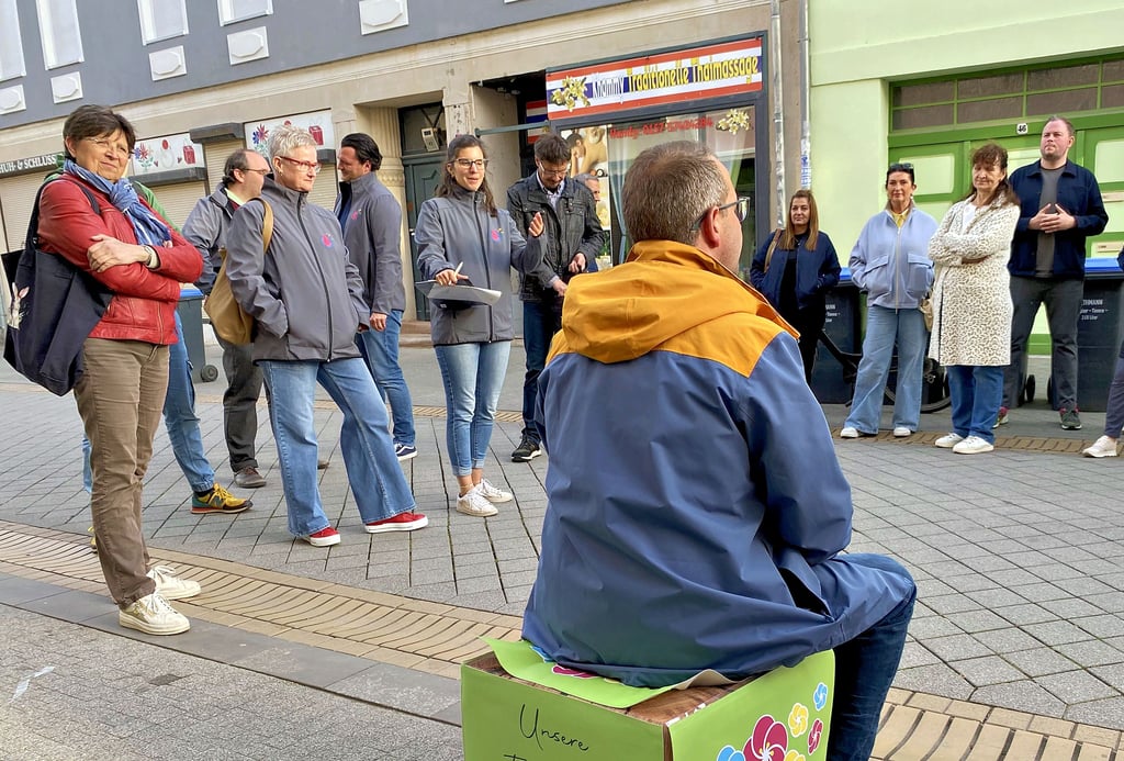 Burgs Bürgermeister Philipp Stark hat auf dem Sitzwürfel, der an Gewerbetreibende ausgegeben werden soll, Probe gesessen.