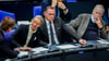 Die AfD-Chefs Alice Weidel und Tino Chrupalla nehmen zum 80. Jahrestag des Kriegsendes an einer Gedenkstunde im Bundestag teil. Am selben Tag kommt die Nachricht , dass der Verfassungsschutz vorläufig seine Einstufung der AfD als „gesichert rechtsextremistisch“ auf Eis legt.